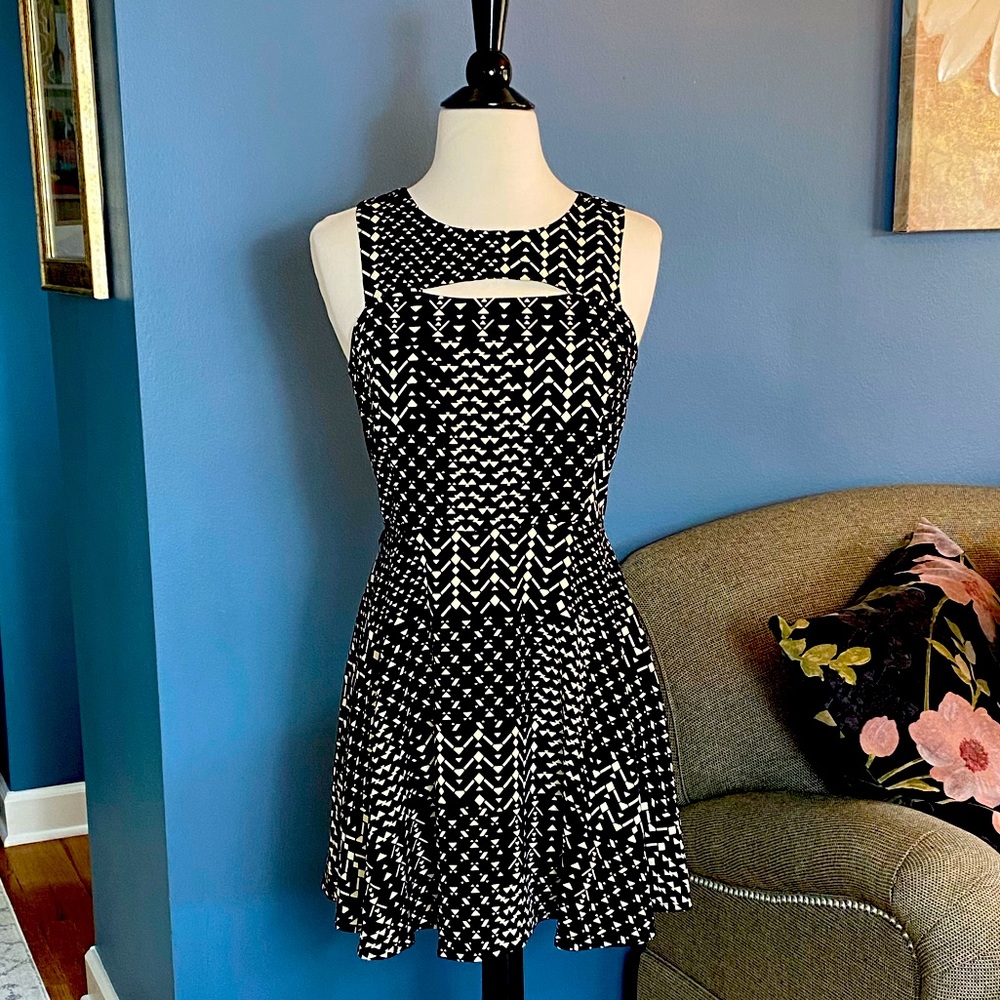 Forever 21 Short Sleeveless Cutout Black & Cream Dress Size Small